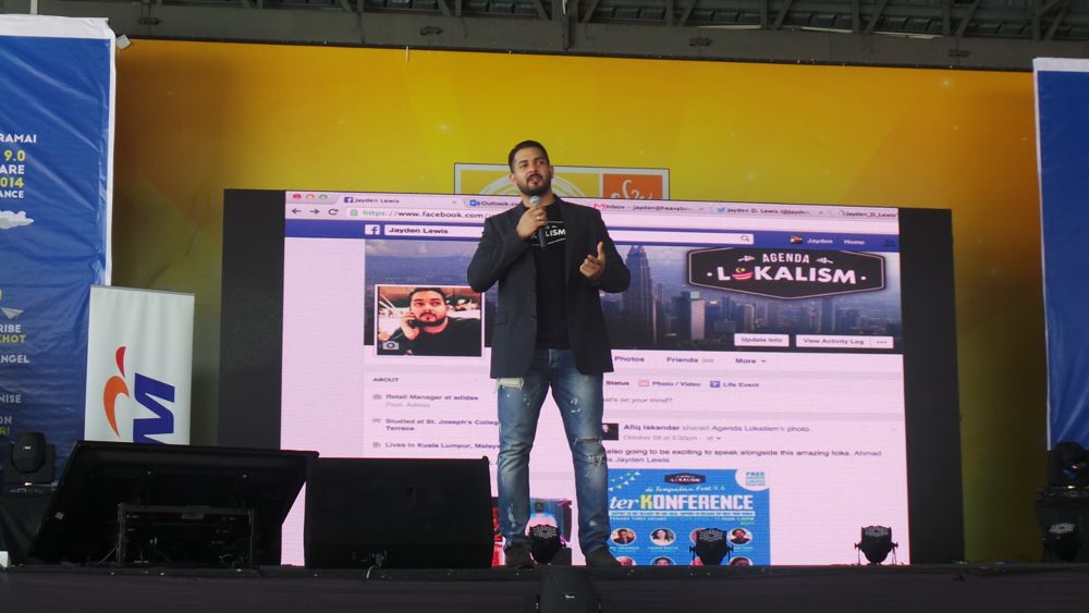 Jayden speaking on the terKonference stage